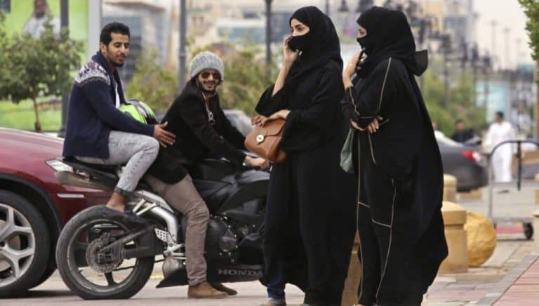 شاب سعودي يتحرش بفتاة watanserb.com