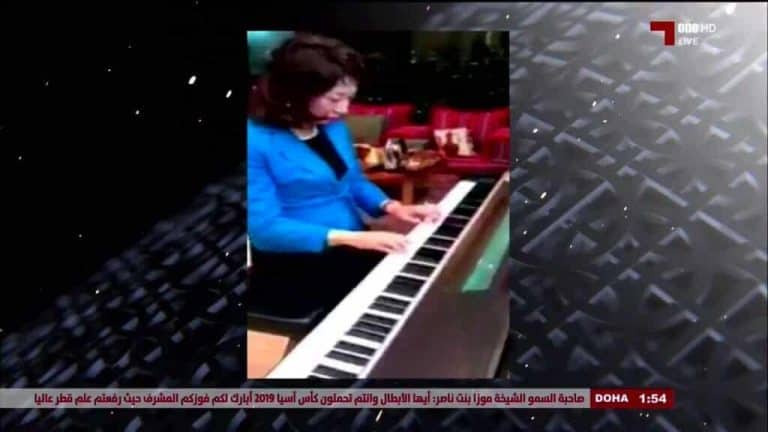 زوجة سفير اليابان تعزف النشيد الوطني القطري watanserb.com