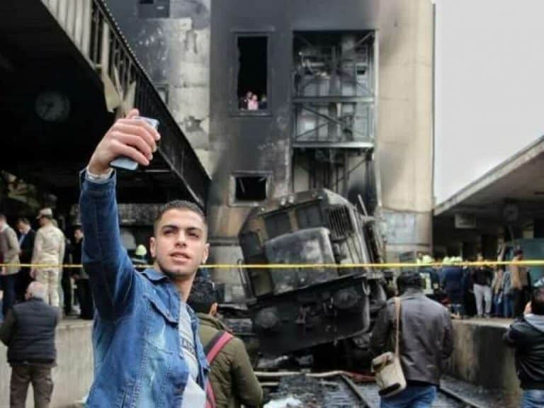 سيلفي حادث قطار محطة مصر watanserb.com