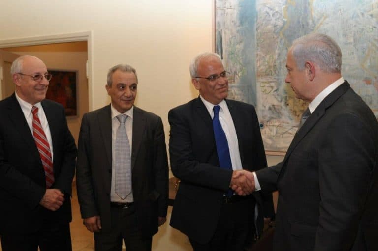 كبير المفاوضين الفلسطينيين يكشف هدف لقاء وزير الخارجية العُماني بـ”نتنياهو” في وراسو صائب عريقات ونتنياهو watanserb.com
