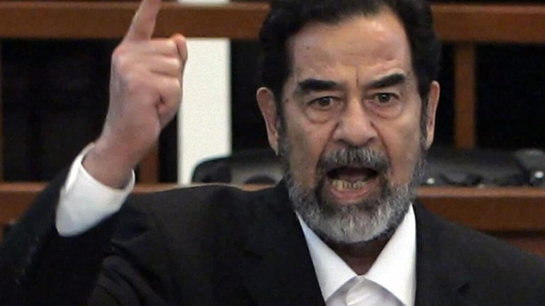 فيديو نادر.. شجاعة صدام حسين أمام المحكمة: “أنا المسؤول” صدام حسين watanserb.com