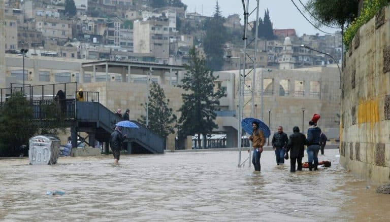 منطقة وسط البلد في عمان تحولت لبحيرة بسبب مياه الأمطار منطقة وسط البلد في عمان watanserb.com