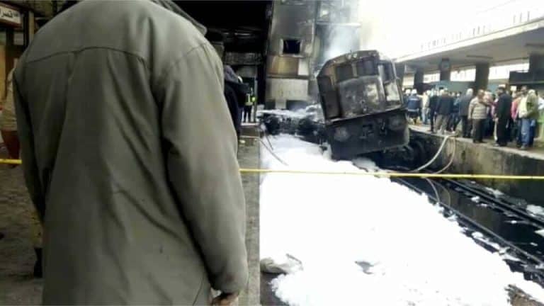 سيدة من ضحايا فاجعة محطة مصر أثناء احتراق جسدها سيدة من ضحايا فاجعة محطة مصر watanserb.com