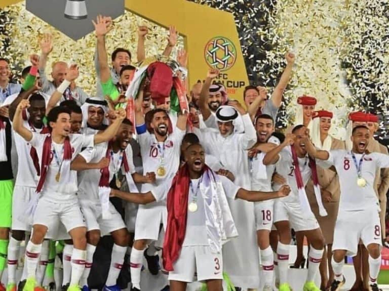 كيف استقبل العُمانيون منتخب قطر لدى وصوله من الإمارات حاملاً كأس آسيا؟؟ منتخب قطر watanserb.com