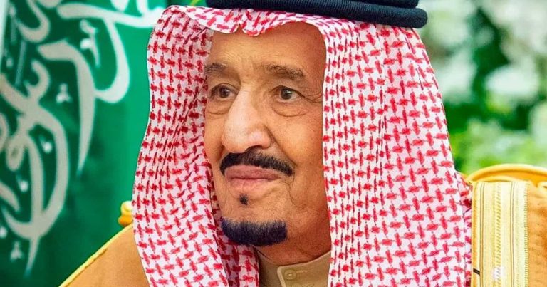 الملك سلمان بن عبد العزيز يلعب البلوت مع ابن أخيه watanserb.com