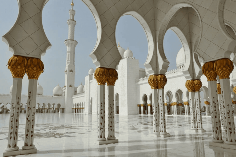 عارضة بالزي العُماني watanserb.com