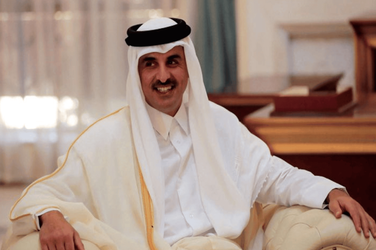 كاتب قطري يقطع الطريق على “الذباب” ويكشف السبب الحقيقي لمغادرة أمير قطر القمة العربية مغادرة أمير قطر القمة watanserb.com