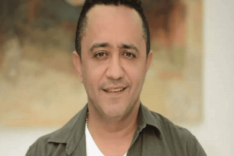 فنان سوري يغضب وينسحب على الهواء مباشرة:”أسمح بالحديث عن والدي لكن لا أسمح لأحد يغلط على بشار الأسد” غضب فنان سوري watanserb.com
