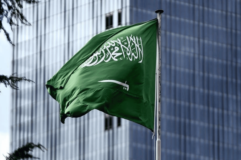 سعودية تدفع مليون ريال وسيارة فارهة لمُقيم لينفذ طلبها بحرق شقيقها وأسرته بالأسيد لهذا السبب! سعودية طلبت حرق شقيقها watanserb.com