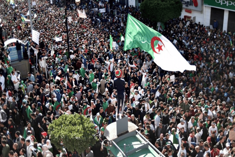 “بلومبيرغ” تحذر الجزائريين من “العسكر” وتكرار أخطاء الربيع العربي.. ثورتكم دخلت أخطر مرحلة بلومبيرغ تحذر الجزائريين watanserb.com
