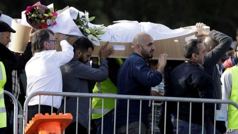 مصرية نجت هي وأطفالها من رصاص سفاح نيوزيلندا بمعجزة ولكن خبر سيئ كان بانتظارها تشييع جثامين مجزرة نيوزيلندا watanserb.com