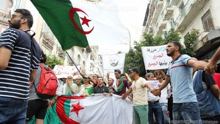 الجزائريون يعدون العدة لـ”جمعة الكرامة”.. مظاهرات طلابية حاشدة والامن يغلق محطة مترو وسط العاصمة سحب اعتماد قناة الحياة ووقف بثها مؤقتا watanserb.com