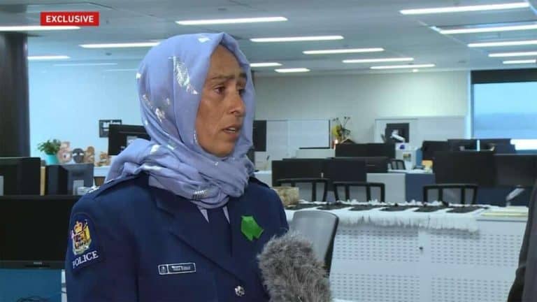 قائدة شرطة نيوزيلندا تبكي خلال مواساة ذوي مذبحة المسجدين وتؤكد إسلامها نائلة حسن قائدة شرطة نيوزيلندا watanserb.com