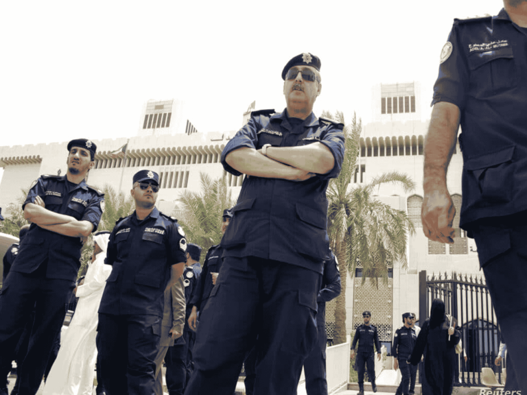 كويتي يختطف زوجته الحامل على مرأى المارّة الذين لم يحرّكوا ساكناً .. وهذا ما فعله بها كويتي يختطف زوجته الحامل watanserb.com