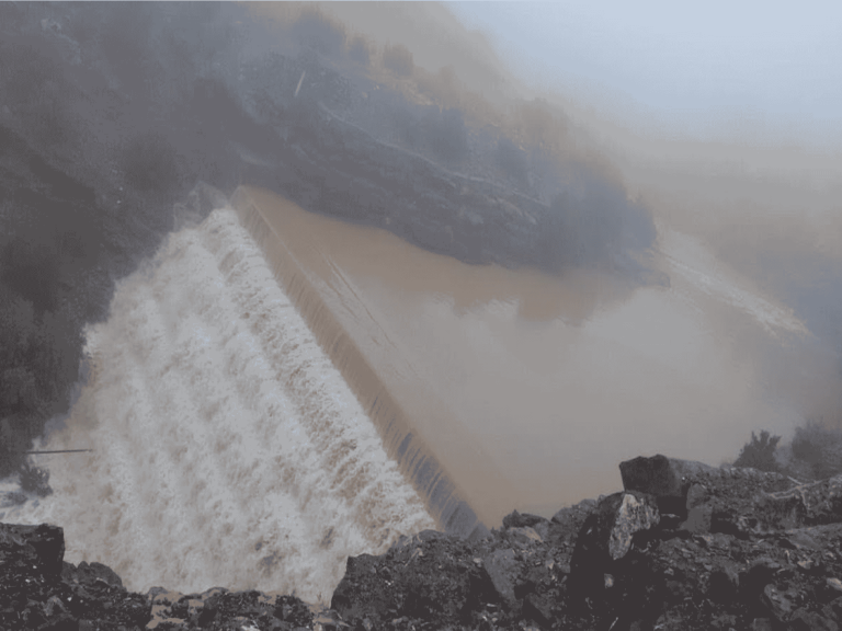 فيضانات وسيول عارمة ونزول شلالات في سلطنة عمان شلالات في سلطنة عمان watanserb.com