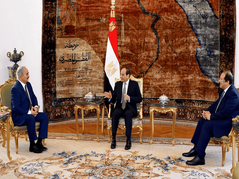 متظاهرون يهتفون watanserb.com
