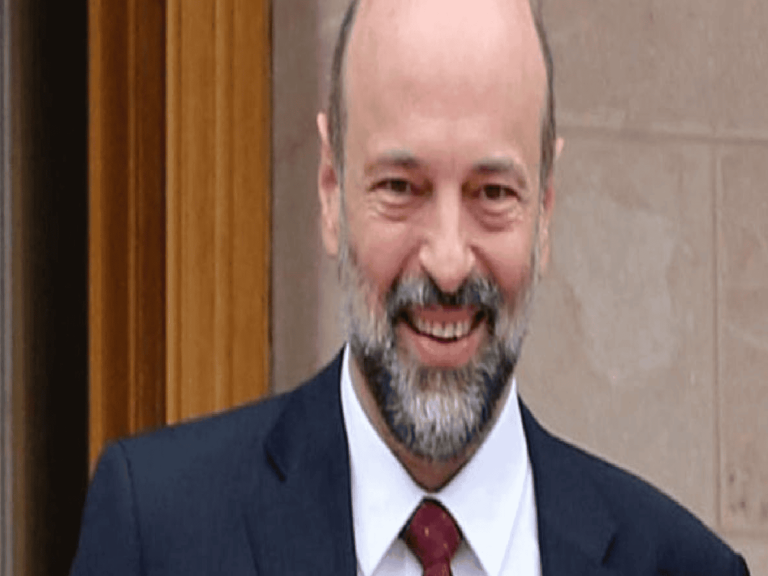 جهة ما تنبش أرشيف “الرزاز”.. هذه قصة “التسكع” في الأردن وابنته “آية” التي أثارت جدلا واسعا الرزاز watanserb.com