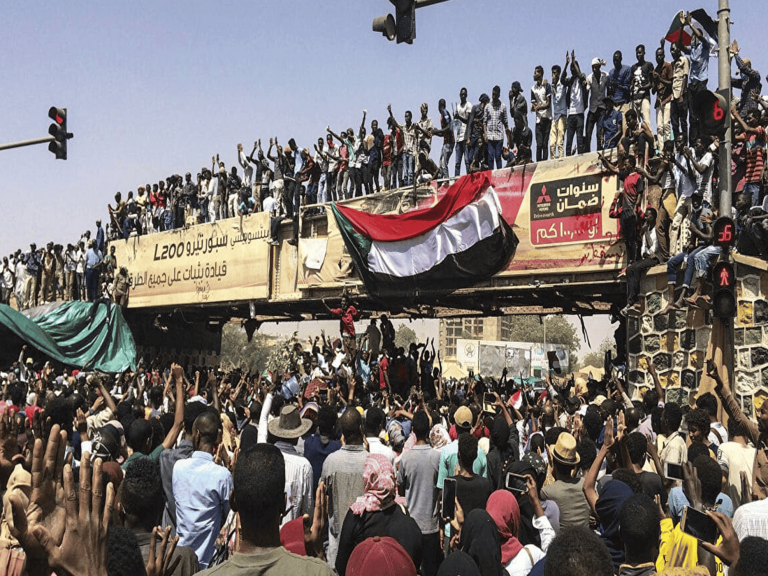 غليان شعبي بالسودان وارتباك داخل القصر.. ارتفاع عدد قتلى المتظاهرين والآلاف يتجمعون أمام قيادة الجيش غليان شعبي بالسودان watanserb.com