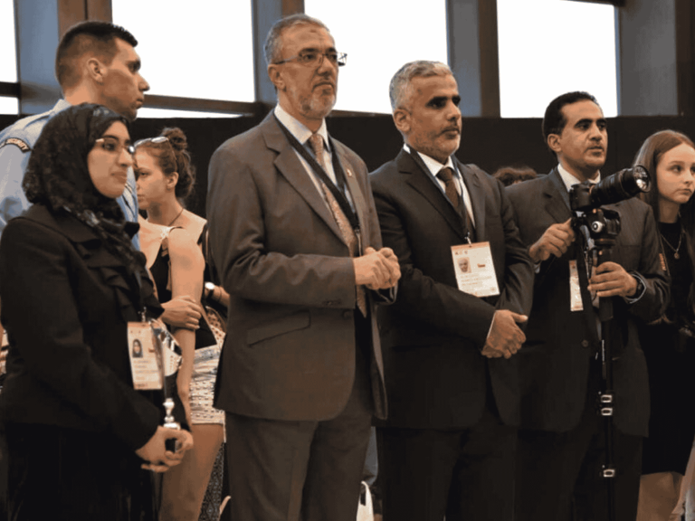 عمانية تستلم جائزة watanserb.com