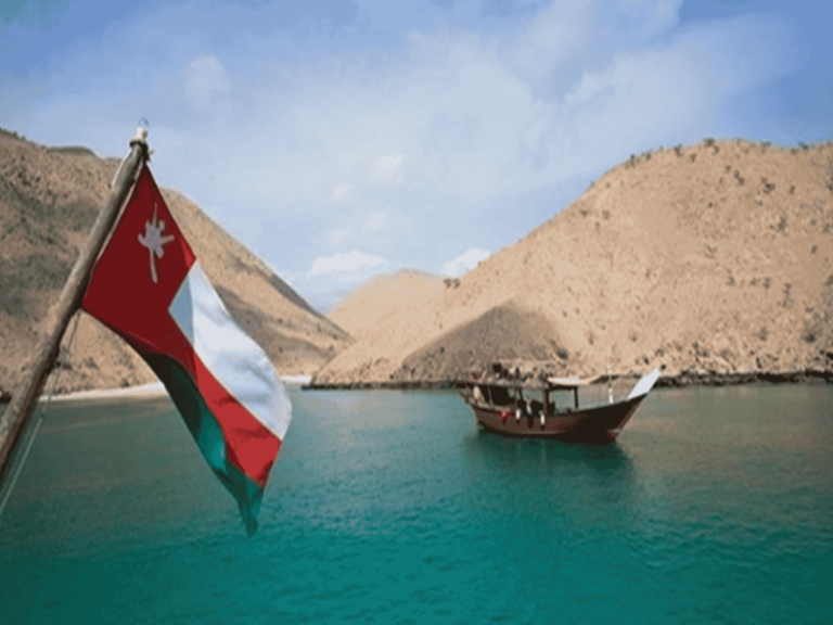 سيارة تقتحم مسجد watanserb.com
