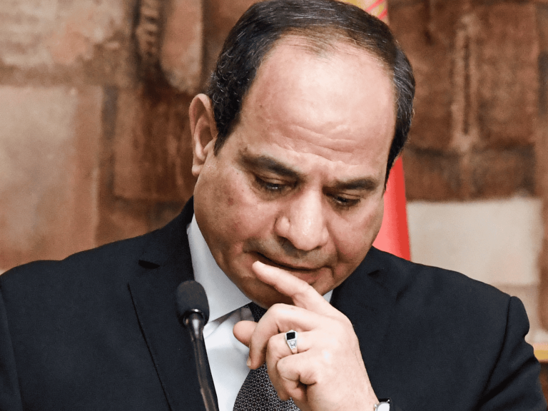 تهديد بـ”لقمة العيش”.. هذا ما فعله السيسي بأصحاب المحال التجارية لإجبارهم على تعليق لافتات مؤيدة له ولتعديل الدستور أصحاب المحال التجارية watanserb.com