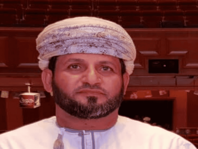 كاتب عُماني: خليفة حفتر لا يتحرك إلا بـ “ضوء أخضر” من دول معروفة في المنطقة خليفة حفتر watanserb.com