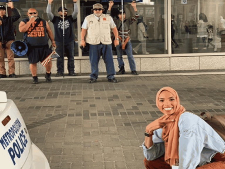 فتاة مسلمة في الشارع watanserb.com