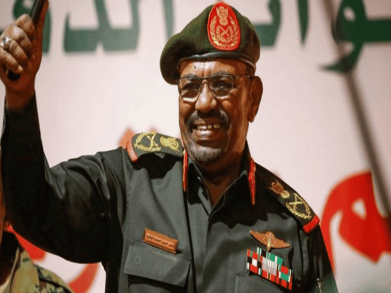 كاتب عُماني: ما زلنا ننتظر قرار “البشير” أن يقتدي بـ”بوتفليقة” ويرحل قبل دخول النفق المظلم قرار البشير watanserb.com