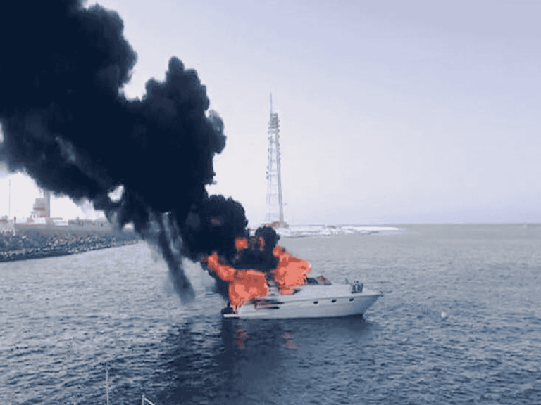 كيف أنقذ صيادون عُمانيون سياحاً أجانب بعدما التهمت النيران قاربهم وسط البحر أنقذ صيادون عُمانيون سياحاً أجانب watanserb.com