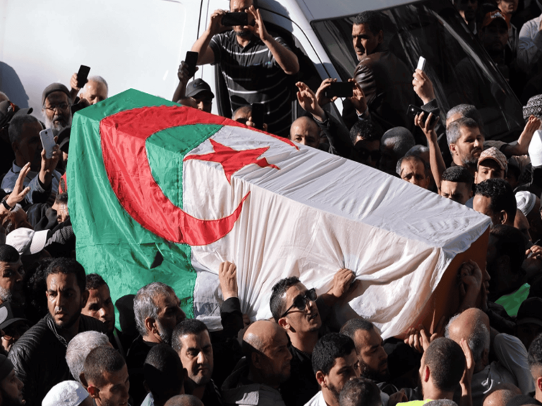 أمير قطر يتقدم المصلين على جثمان “عباسي مدني” في أكبر مسجد بالدوحة عباسي مدني watanserb.com