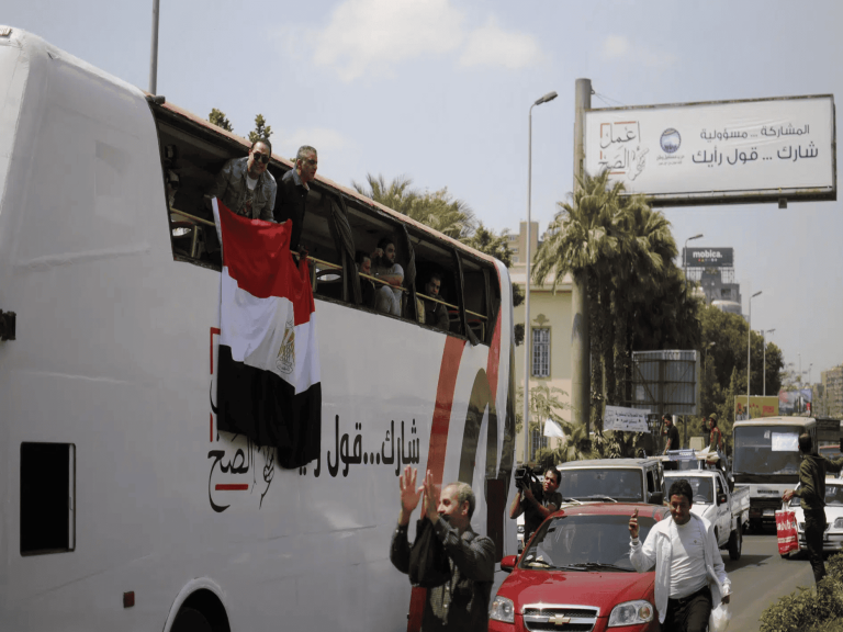 كيف سقطت فتاة من فوق حافلة تروّج للتعديلات الدستورية في مصر!؟ سقوط فتاة من فوق حافلة watanserb.com