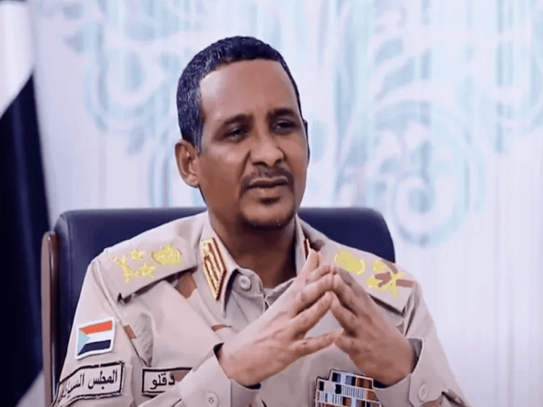من راعي غنم وقاطع طريق لـ “جنرال عسكري بارز”.. قصة الصعود “المريبة” لحاكم السودان الفعلي بعد البشير حاكم السودان watanserb.com