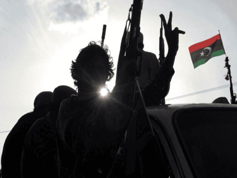 فيديو لقناص من ثوار ليبيا وهو يُسقط جندياً لـ”حفتر” برصاصةٍ واحدة عن ظهر مدفع قناص من ثوار ليبيا watanserb.com