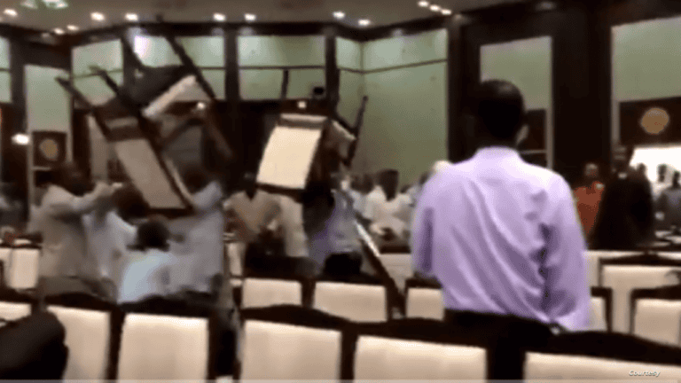 عراك بالأيدي والكراسي بين ممثلي الأحزاب في السودان بعد اجتماعها بالمجلس العسكري عراك حاد بين ممثلي الأحزاب السياسية في السودان بعد اجتماعها بالمجلس العسكري watanserb.com