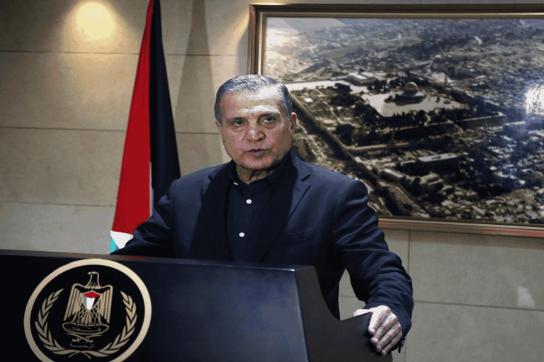 السلطة الفلسطينية “ترفض” مؤتمر المنامة وتعتبر أي فلسطيني مشارك فيه عميل للأمريكان وإسرائيل السلطة الفلسطينية ورشة العمل watanserb.com