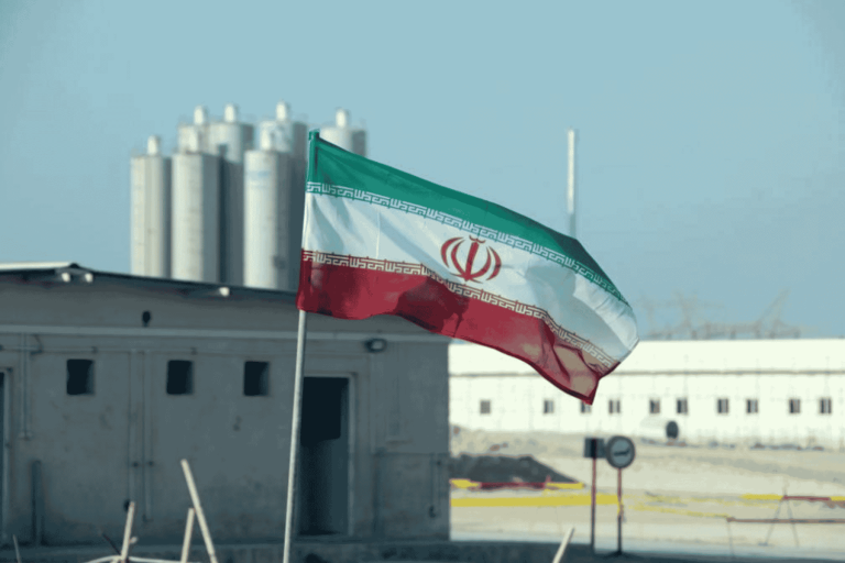 إيران ترفع معدل إنتاجها من اليورانيوم “4” أضعاف في تصعيد خطير ينذر بكارثة إيران معدل إنتاج اليورانيوم watanserb.com