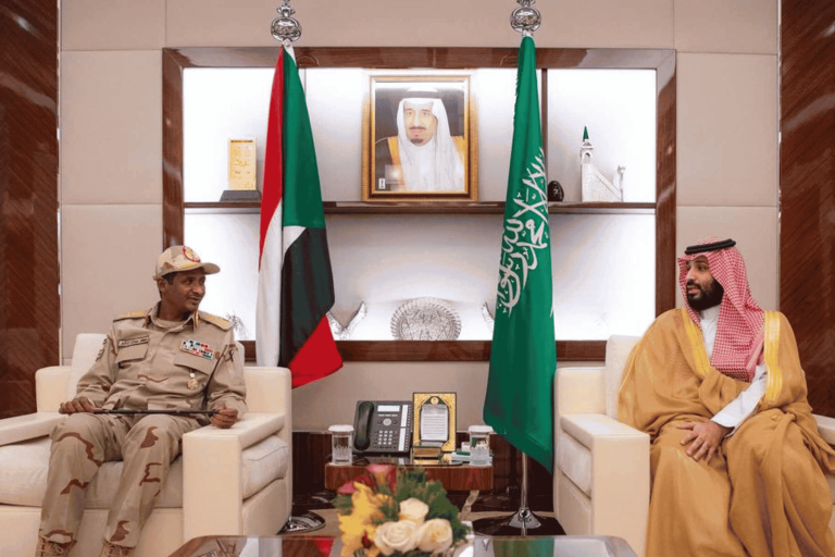 صحيفة سودانية تكشف التفاصيل.. هذا ما اشترطه ابن سلمان مقابل “دعم غير محدود” للسودان لقاء بن سلمان حميدتي watanserb.com