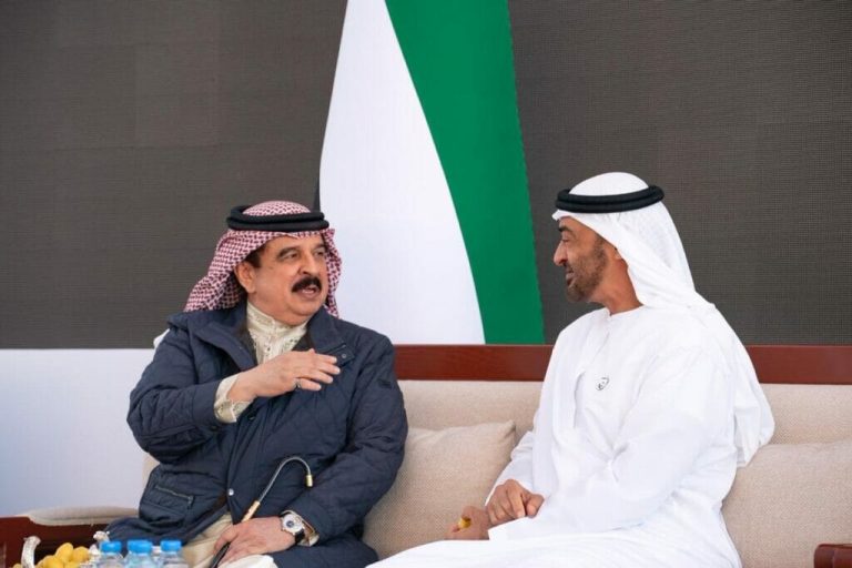 الشيطان ابن زايد اجتمع سراً بـ ملك البحرين لإفشال جهود المصالحة الخليجية وهذا الاتفاق تم بينهما ملك البحرين ومحمد بن زايد watanserb.com
