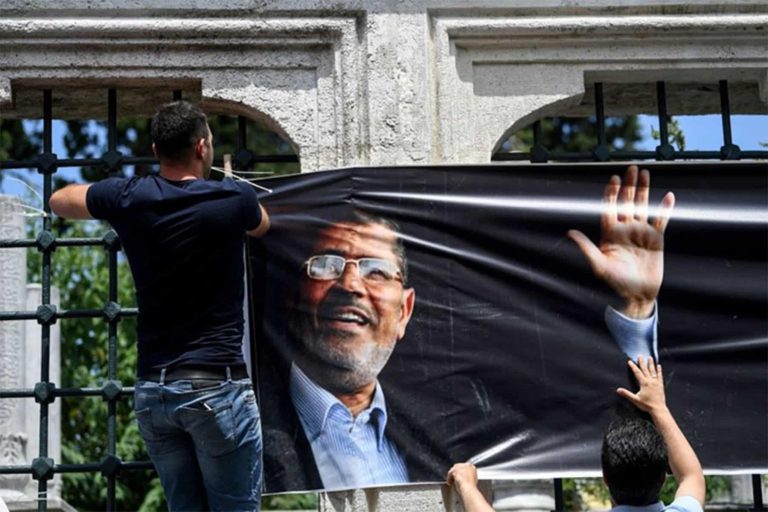 الأمن المصري عند قبر مرسي عبدالفتاح السيسي يخشاه حيا وميتا الأمن المصري عند قبر مرسي watanserb.com