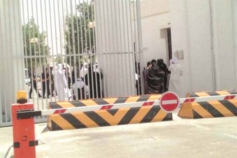 مركز حقوقي يكشف ما تعرض له ذوي المعتقلين في سجن الرزين ذوي المعتقلين في سجن الرزين watanserb.com
