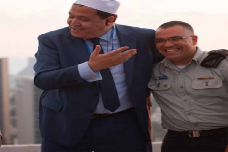 حسن الشلغومي يعانق أفيخاي أدرعي watanserb.com