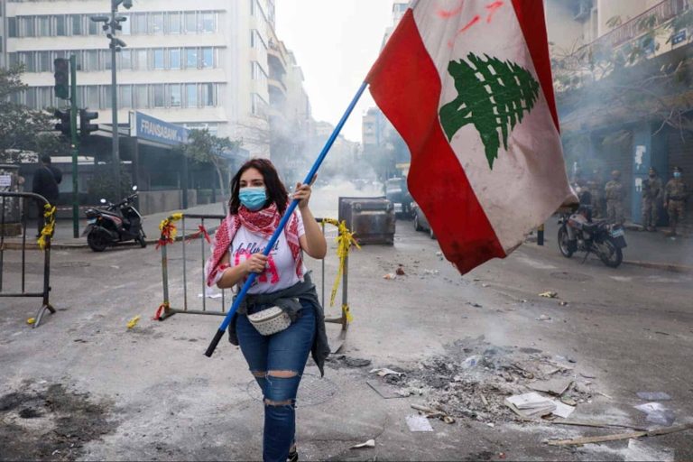 نيويورك تايمز: الانهيار الاقتصادي في لبنان ينذر بـ”كارثة” هذا الصيف.. هذا ما سيحدث إن لم يتم تدارك الأمر فورا الانهيار الاقتصادي في لبنان watanserb.com