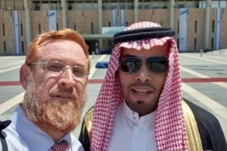 المطبع السعودي “لم يستح على دمه” بعد طرده من الأقصى بل التقى أكبر المحرضين على هدم المسجد وإقامة الهيكل المزعوم طرد محمد سعود من الأقصى watanserb.com