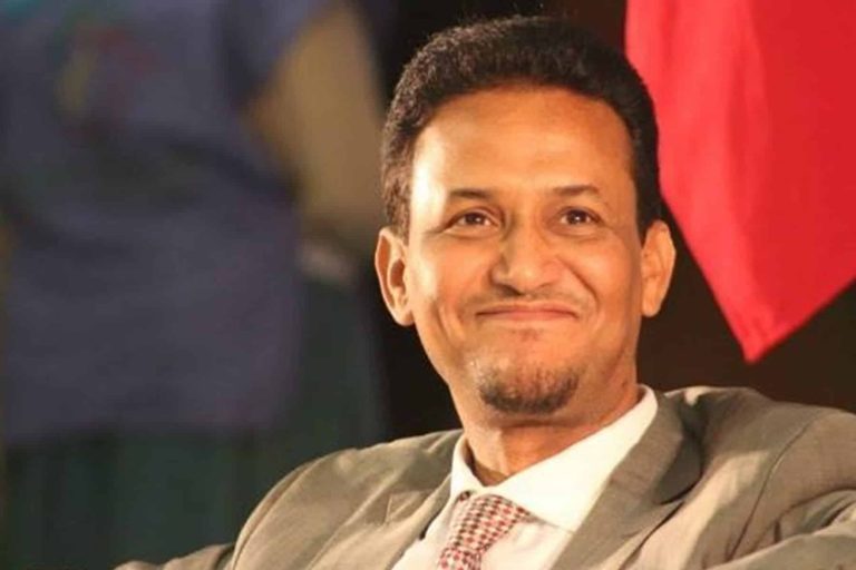 الشنقيطي: سفهاء أبو ظبي قرروا الفرار من اليمن وترك الميدان للأبله “أبو منشار” خوفا من غزو الطائرات المسيرة محمد المختار الشنقيطي watanserb.com