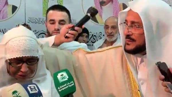 احتضان وزير الشؤون الإسلامية السعودي لسيدة بالحرم وتقبيلها يثير جدلاً واسعاً في الشارع السعودي عبد اللطيف آل الشيخ watanserb.com