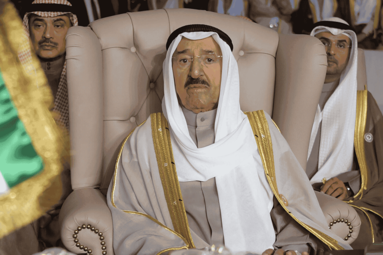 تحركات مثيرة داخل الديوان بعد نقل أمير الكويت للمستشفى واجتماع عاجل لأقطاب الأسرة الحاكمة ورؤساء أجهزة الأمن نقل أمير الكويت للمستشفى watanserb.com