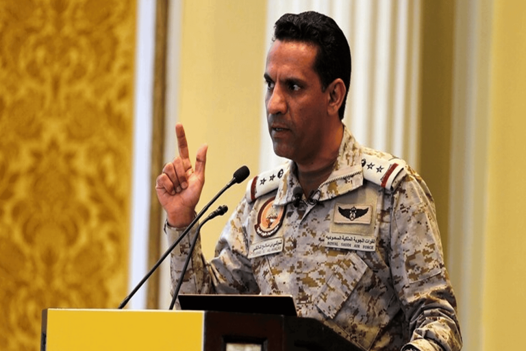 صحفي يمني أحرج المتحدث باسم التحالف وجه لوجه بسؤال جعله يتخبط ويتلعثم.. تجاهله ولم يرد عليه المتحدث باسم التحالف watanserb.com