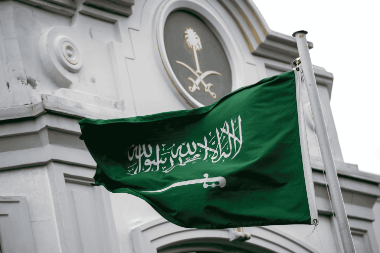 "هياط" رجلان مع رضيع watanserb.com