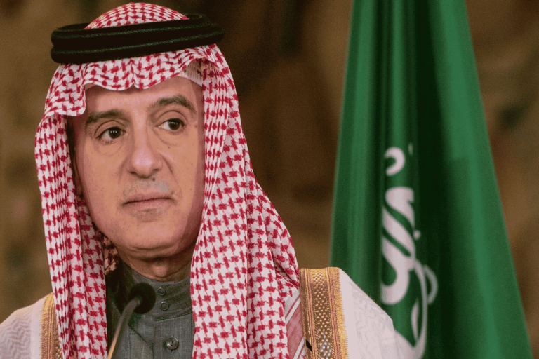 قيادي بالحشد الشعبي يصفع عادل الجبير ويفند ادعاءاته بعد أن اتهم قطر بدعم التنظيم العراقي قيادي يصفع عادل الجبير watanserb.com