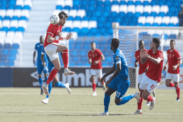 ماذا فعلت الجماهير السودانية بلاعبي فريق الوصل الإماراتي؟! ماذا فعلت الجماهير السودانية watanserb.com